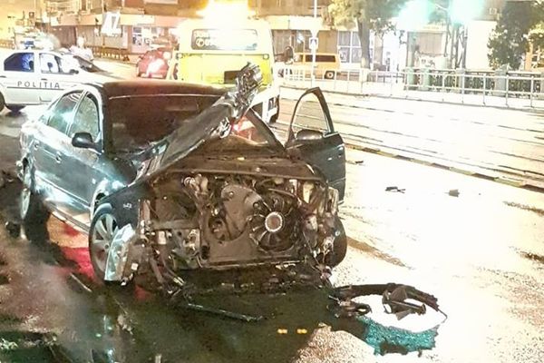 Accident pe Bulevardul Magheru: Audi distrus de un Smart