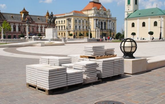 Piaţa Unirii din Oradea, în şantier. Dale înlocuite pe cheltuiala constructorului