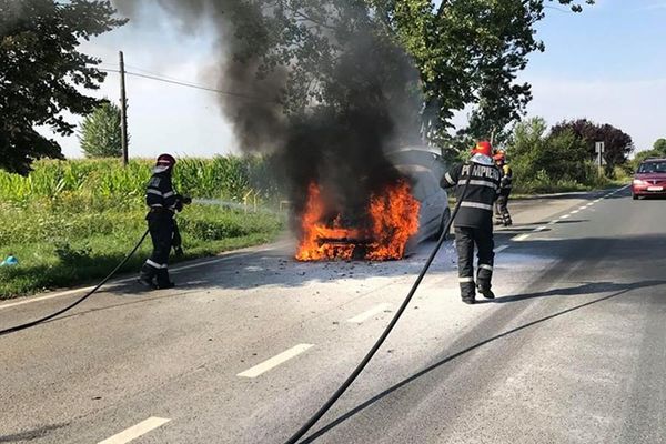 Un nou incident rutier: un autoturism a luat foc pe raza comunei Nojorid