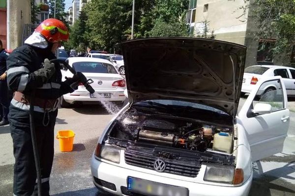 Incendiu la un autoturism de pe strada Flamarion