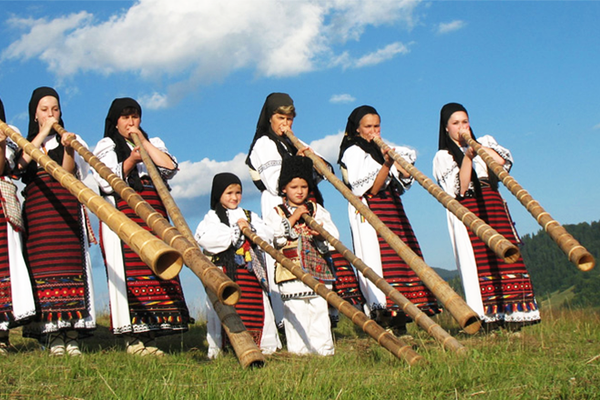 Ansamblul „Muguri şi Mlădiţe de Tezaur” va reprezenta Bihorul la Târgul de Fete de pe Muntele Găina