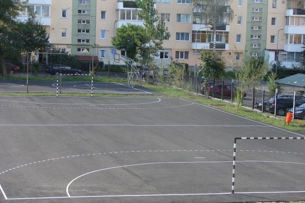 Curțile școlilor din Oradea vor fi asfaltate și dotate cu porți de handbal și panouri de baschet