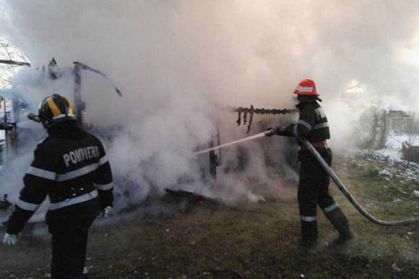 Incendiu violent în Sânnicolau Român. Femeie de 80 de ani carbonizată