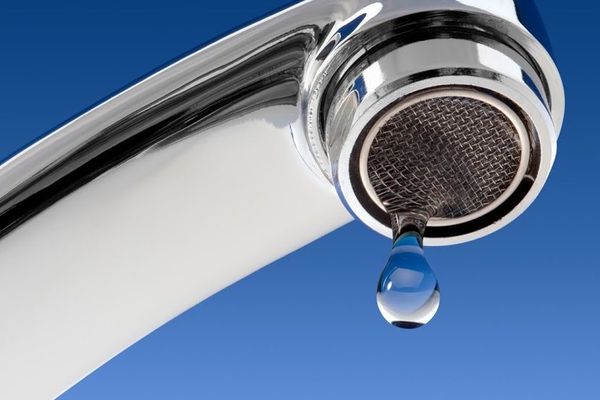 Se scumpește apa potabilă începând cu 1 august