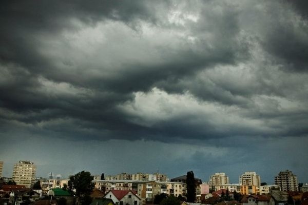 Se anunță un weekend cu furtuni și instabilitate atmosferică în vestul țării