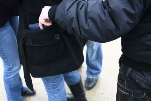 Polițiștii orădeni au identificat și reținut un hoț de portofele