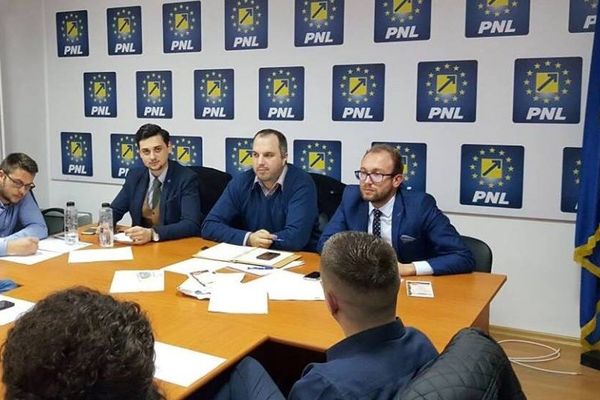 Tinerii liberali sar în apărarea medicilor și a diasporei, cer demisii din Guvern