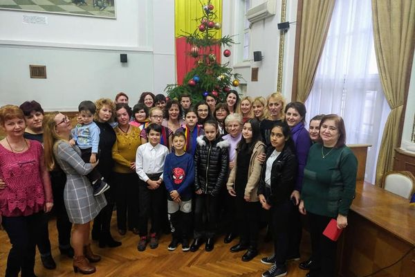 Femeile liberale din Oradea au adus o mică bucurie unor elevi de gimnaziu în prag de sărbători