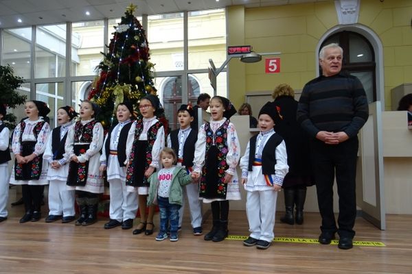 Primăria Oradea colindată de peste 800 de copii