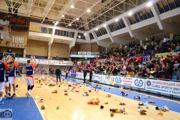 CSM CSU Oradea invită suporterii să aducă un pluș la meci pentru a face o bucurie unor copii