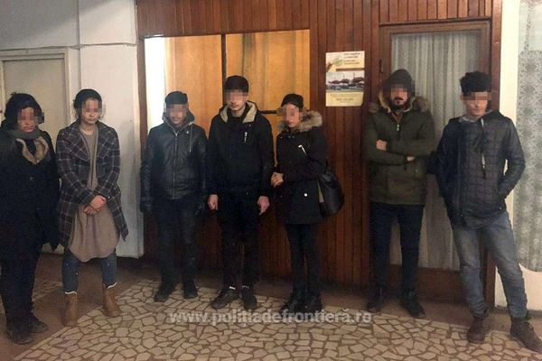 Şapte cetățeni sirieni şi irakieni ascunși într-un automarfar, depistaţi de poliţiştii de frontieră