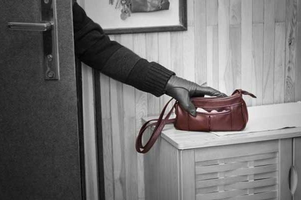 Tânăr bănuit de repetate furturi din locuințe și societăți, reținut de polițiștii orădeni și arestat de magistrați