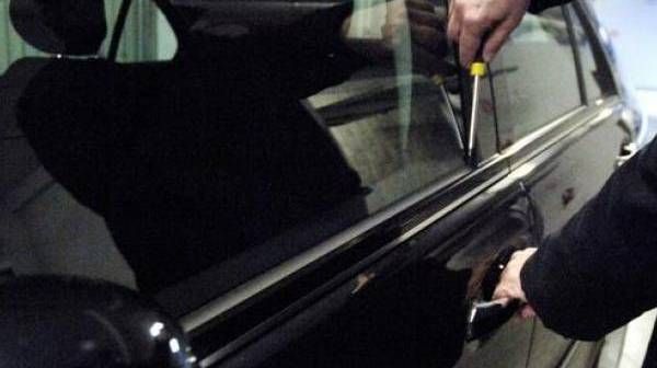 Patru tineri bănuiți de repetate furturi din autovehicule au fost reținuți de polițiștii orădeni