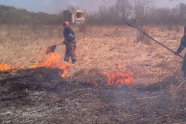 Nouă incendii de vegetație uscată într-o singură zi-măsuri de prevenție din partea pompierilor bihoreni