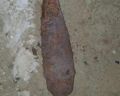 Bombă aruncător descoperită în curtea unei case din Hidișelu de Sus.