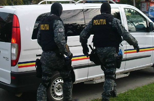 Produse alimentare și nealimentare fără documente legale și țigarete netimbrate, în valoare totală de peste 13.000 de lei, confiscate de polițiștii bihoreni de la o femeie din Marghita