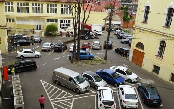 Parcarea din curtea interioară a primăriei nu poate fi utilizată momentan la capacitate maximă