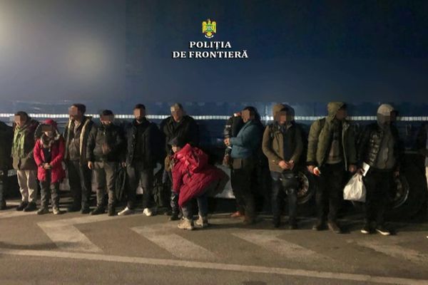 Opt vietnamezi ascunși într-o autoutilitară, depistaţi de poliţiştii de frontieră la Nădlac II