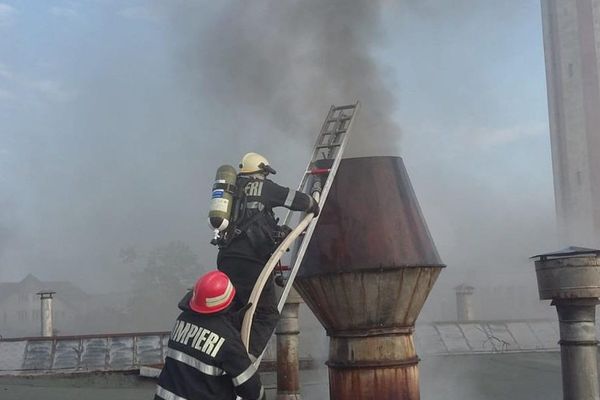 Incendiu la o fabrică de mobilă din municipiul Beiuș