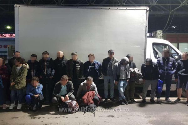 Şaptesprezece cetățeni străini ascunși într-o autoutilitară, depistaţi de poliţiştii de frontieră în P.T.F. Borș