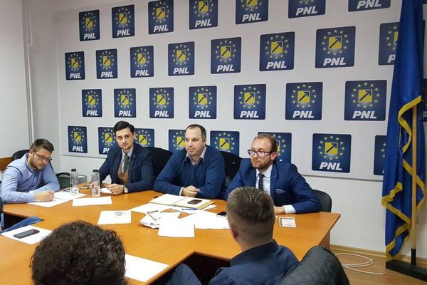 Tineretul Național Liberal solicită tuturor membrilor Parlamentului să semneze moțiunea de cenzură a PNL