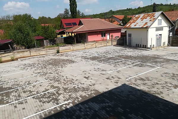 Primăria orașului Aleșd inaugurează o nouă parcare în oraș