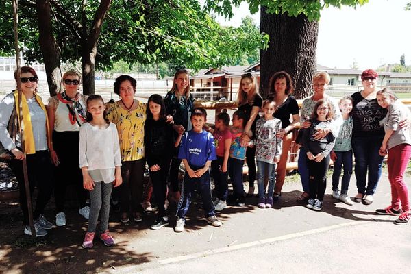 Zâmbete pentru copii, de la femeile liberale