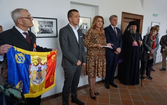 Muzeul orașului Oradea găzduiește de azi două expoziții inedite dedicate reginei Maria și familiei regale