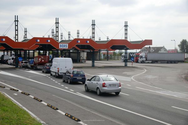 Cetăţean polonez depistat la frontieră cu permis de conducere fals