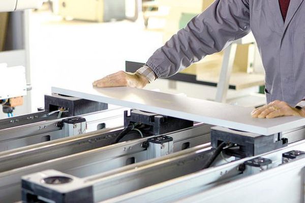 Angajații care doresc să-și rotunjească veniturile pot alege să muncească legal șase zile pe săptămână în urma unui amendament depus de grupul PNL