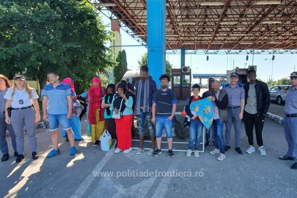 Optsprezece persoane de origine afroasiatică și o călăuză sârbă, depistați la graniţa cu Ungaria