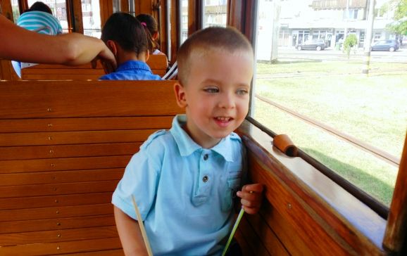 Plimbări de agrement cu autobuzul cabrio șI tramvaiul de epocă