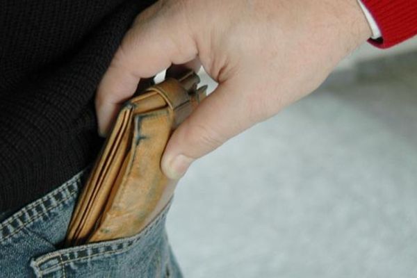 Un bărbat bănuit că ar fi sustras mai multe portmonee cu bani, reținut de polițiști și arestat de magistrați