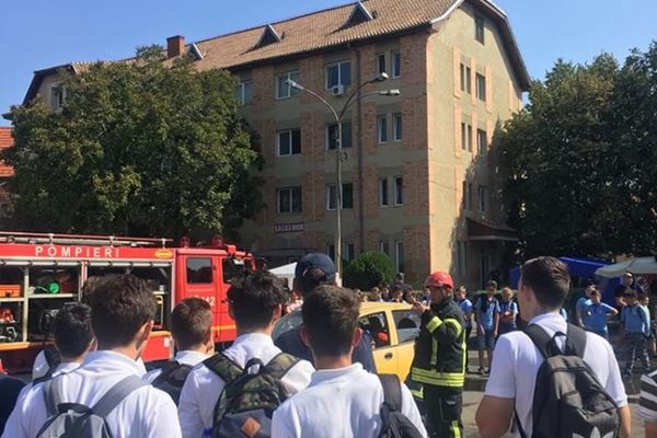 Sute de copii și adulți au sărbătorit împreună cu pompierii militari bihoreni„Ziua Pompierilor din România”