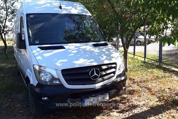 Autoutilitară căutată de autorităţile din Germania, descoperită de poliţiştii de frontieră în P.T.F. Săcuieni