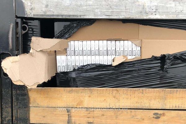 Peste 400.000 de pachete cu ţigări de contrabandă, depistate ascunse într-un automarfar la P.T.F. Nădlac II