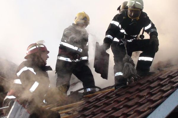 Două incendii produse la locuințe situate în Suplacu de Barcău și Oradea, din care unul soldat cu rănirea unei persoane. Atenție la coșurile de fum și mijloacele de încălzire!