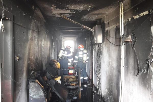 Incendiu la un bloc de garsoniere din Oradea