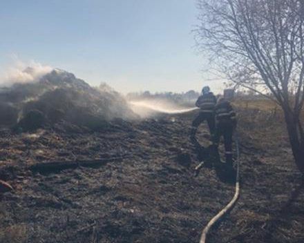 Incendii de vegetație uscată cu pericol de propagare la locuințe și la o sondă de gaz langă Diosig