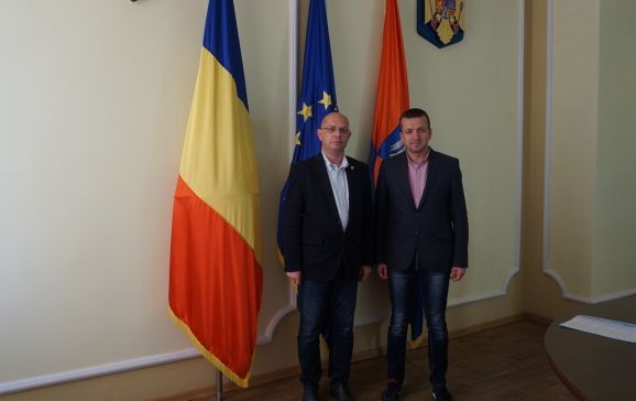 S-a semnat protocolul de predare-primire a blocului ANL destinat tinerilor specialiști din sănătate