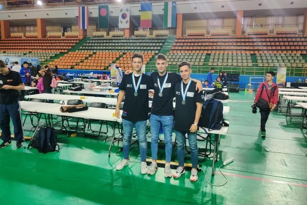 Colegiului Național „Onisifor Ghibu” este vicecampion mondial la robotică!