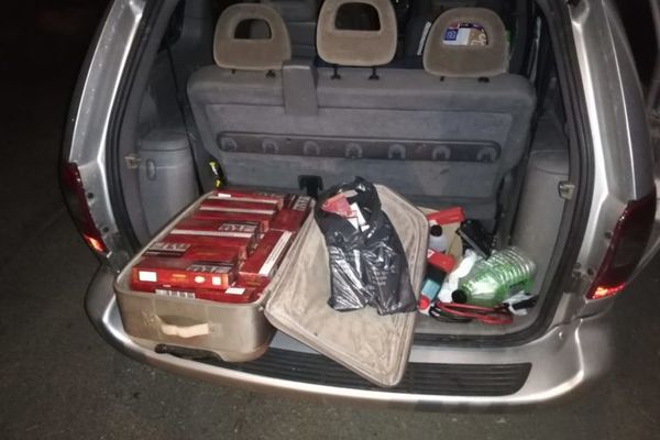 20.000 de pachete cu ţigări de contrabandă, descoperite ascunse într-o autoutilitară la P.T.F. Borș