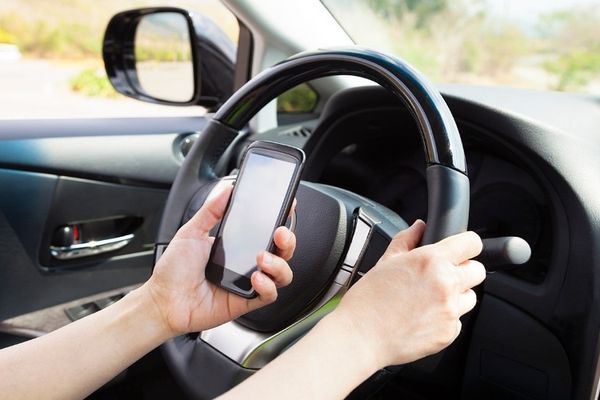 Vertizarea polițiștilor bihoreni :cei care scriu mesaje, transmit live, filmează sau vorbesc la telefon în timpul condusului sancțiunile vor fi, din 12 octombrie, mai dure.