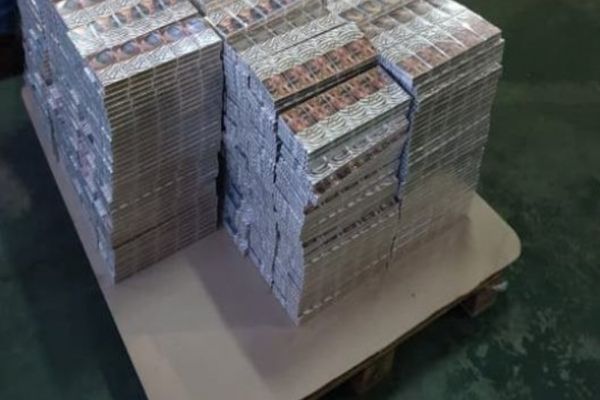 Zeci de mii de țigări de contrabandă confiscate de polițiști VIDEO