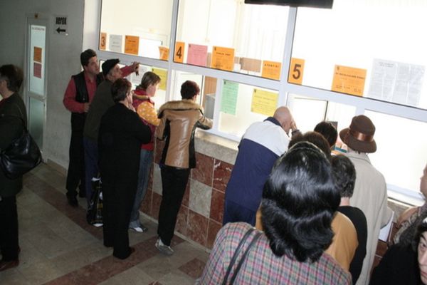  Casele de pensii, luate cu asalt. Ministrul Muncii face percheziții