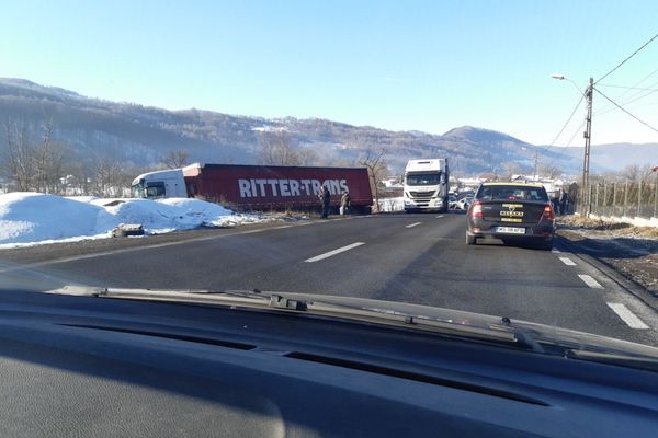 Grav accident între Cluj şi Oradea: un autotren a ajuns în sunt după impactul cu o maşină (FOTO)