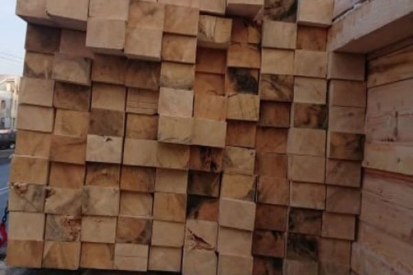 Peste 14 metri cubi de cherestea de molid și lemne de foc fără documente legale, confiscate de polițiștii bihoreni