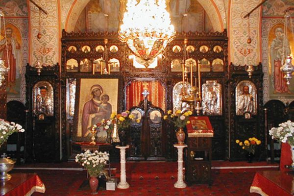 Patriarhia Română recomandă evitarea sărutării icoanelor din biserică