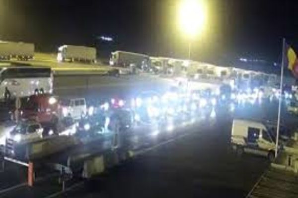 Cozi uriașe la Vama Nădlac! Românii vin acasă, din Italia, ”să moară în țara lor”