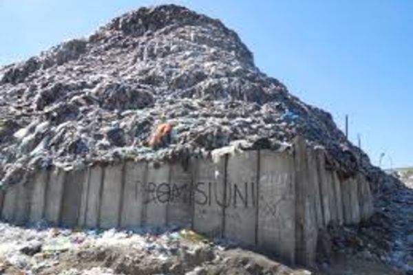 La Pata Rât se arde gunoi din Italia? Mii de metri cubi de deşeuri cu inscripţii în italiană au ajuns în depozitul RADP